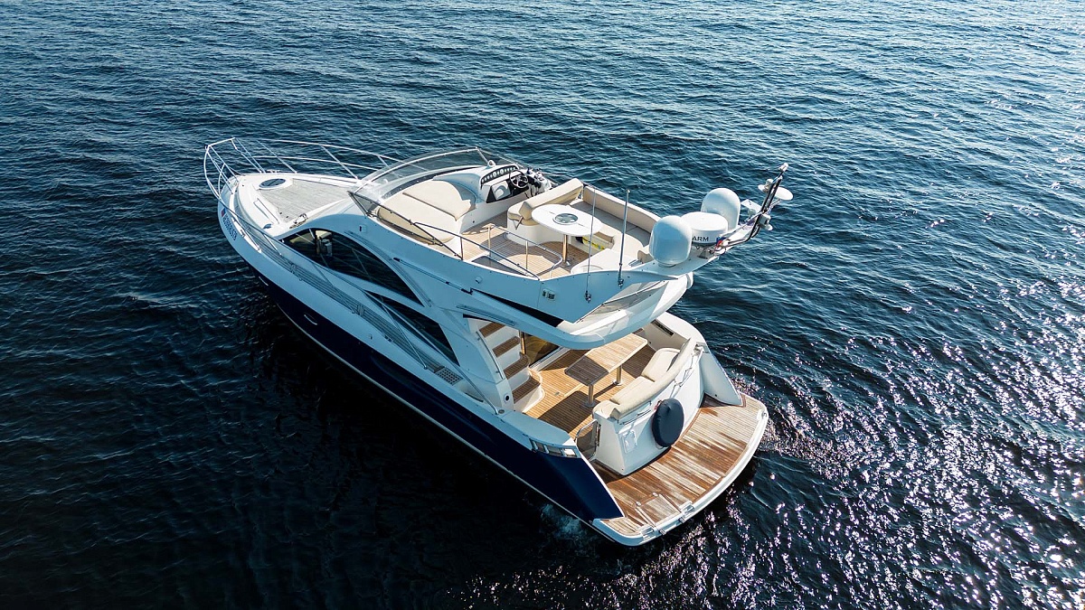 Аренда яхты Galeon 440 в Санкт-Петербурге